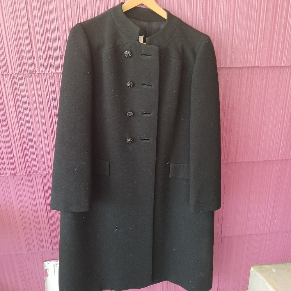 Classic Black Trench Coat with Structured Silhouette